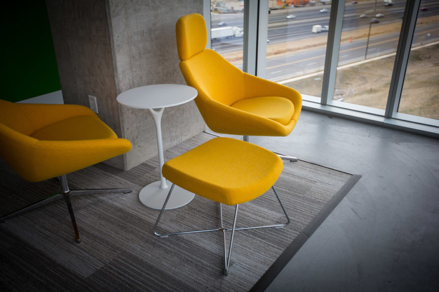 Trendfarbe Beton Einrichtung mit gelben Stühlen